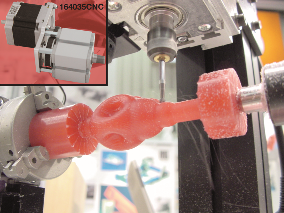 UNIMAT CNC 4 - Achsenfräse, fräst ein Modell aus Kunststoff