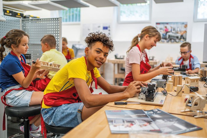 Makerspace Holzbearbeitung mit Modellen aus Holz