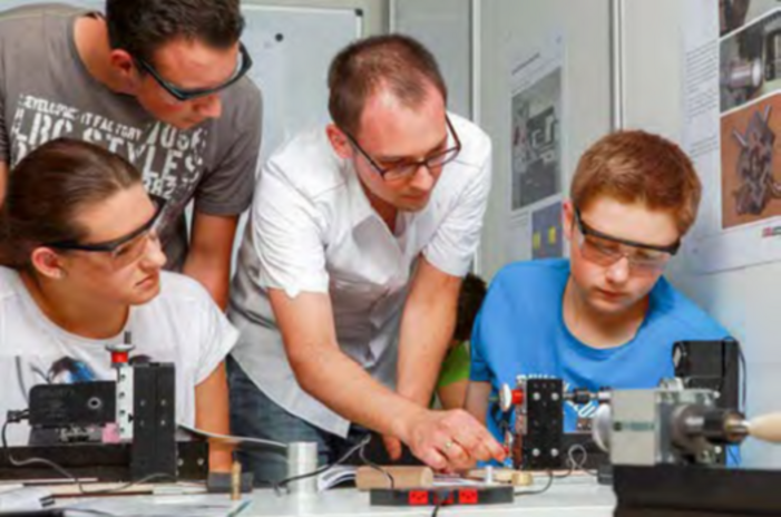 Makerspace für die Metallbearbeitung mit präzisen Modellen