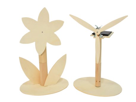 Windrad aus Holz mit Solarpanel