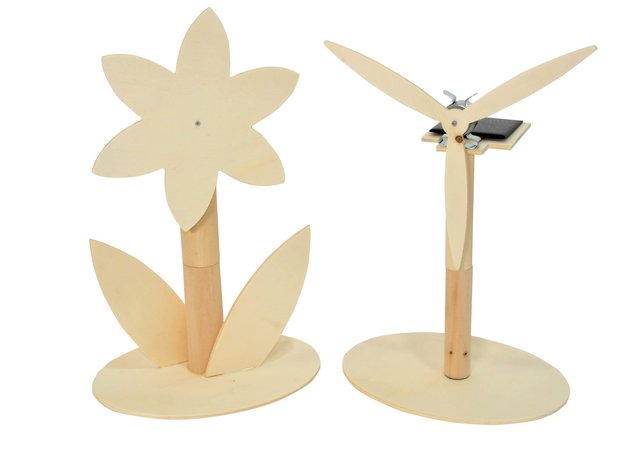 Windrad aus Holz mit Solarzelle