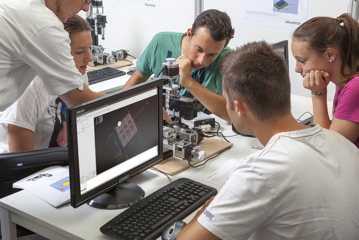 UNIMAT CNC Projektraum mit Schülern