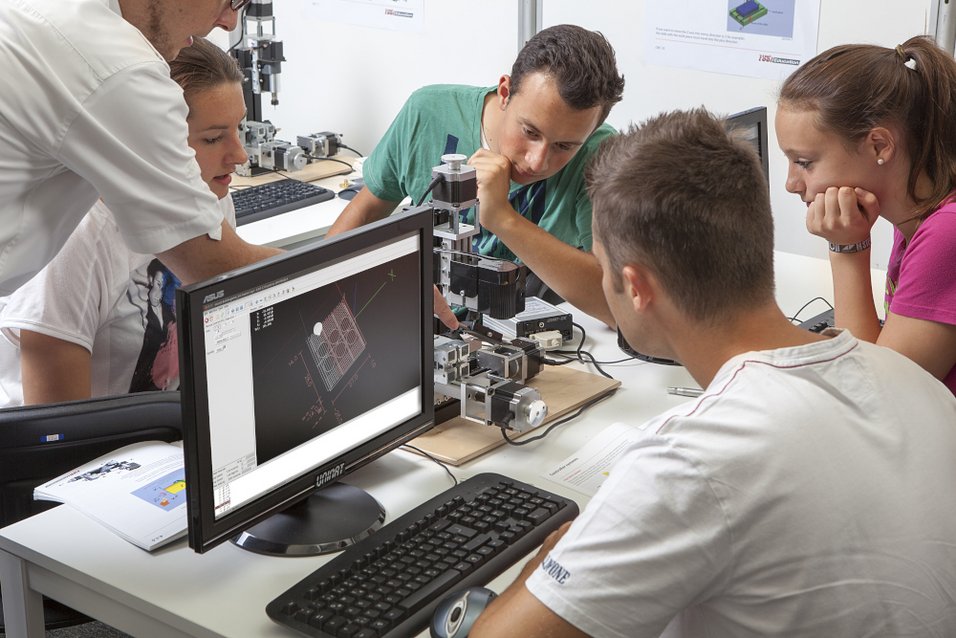 UNIMAT CNC Projektraum mit Schülern