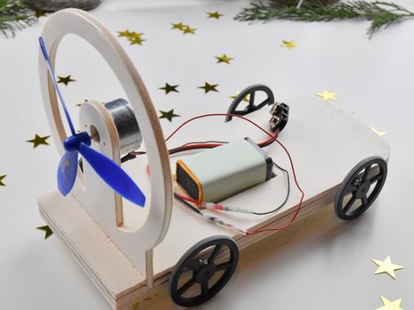 Propellerauto aus Holz mit Batterie