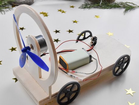 Holzauto mit Batterie und Propeller gemacht mit der UNIMAT Stichsäge
