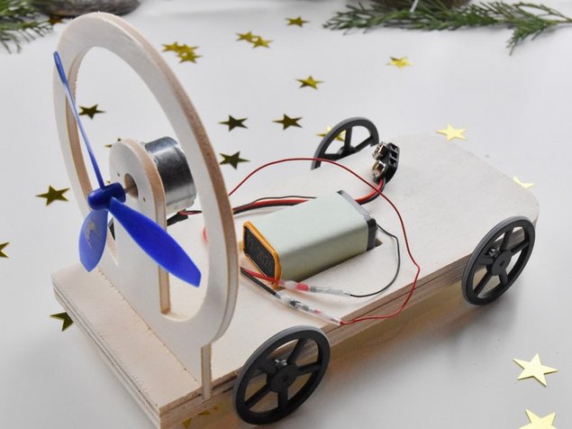 Propellerauto aus Holz mit Batterie
