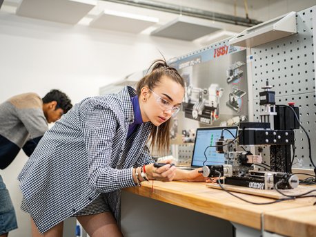CNC 4 Achsen mit Schülerin