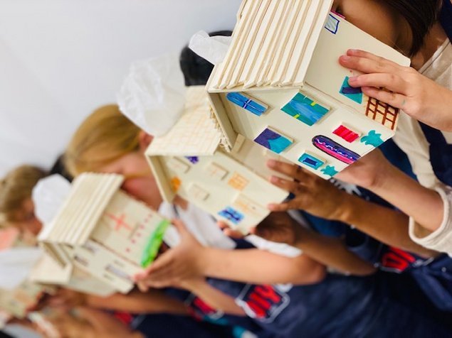 Holzhäuser gemacht mit der PLAYmake Stichsäge