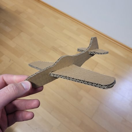 Flugzeug aus Karton