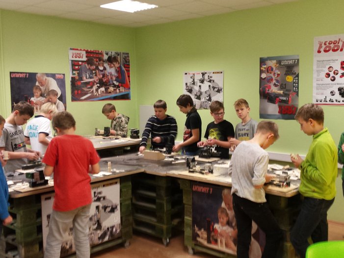 makerspace mit schülern und unimat maschinen