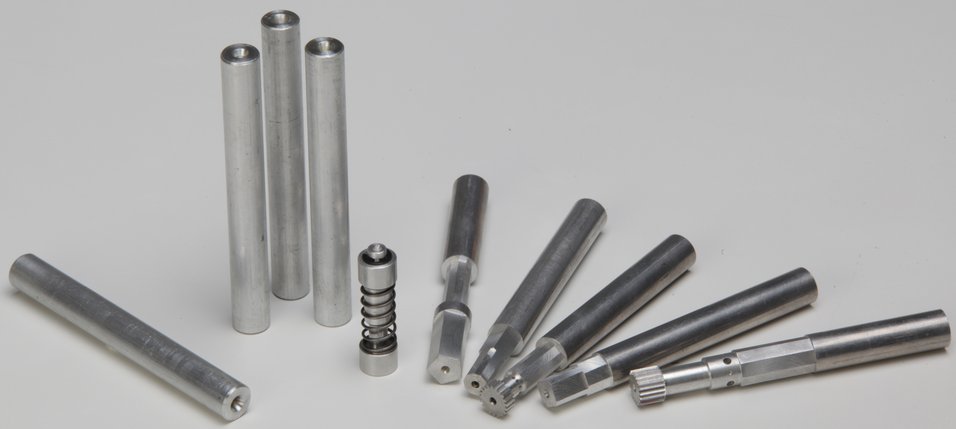 Aluminiumrohling rund mit fertigen Modellen auf einem Tisch