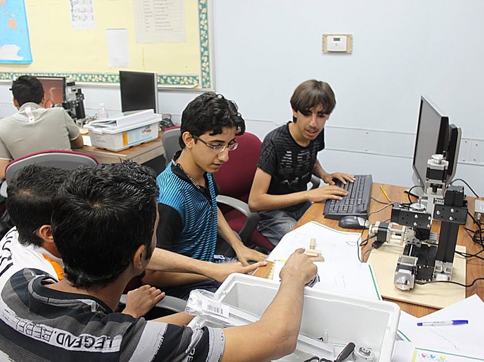 Schüler am Arbeiten mit einer UNIMAT CNC Fräse