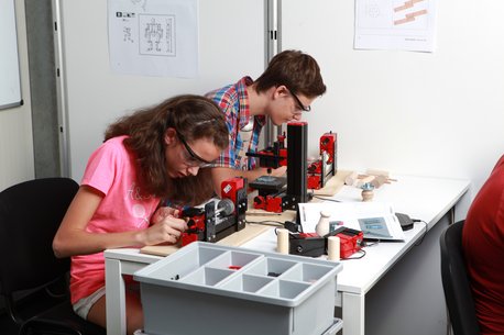 UNIMAT Sekundarstufe, Schüler beim Arbeiten mit UNIMAT Maschinen