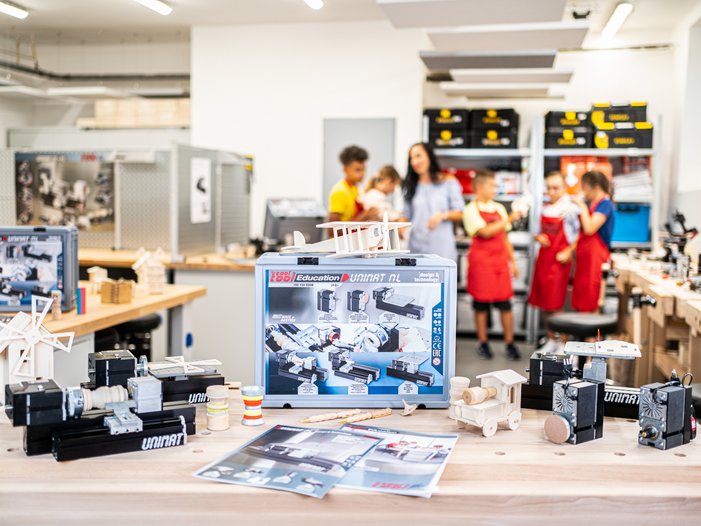 UNIMAT Werkerziehrung und Technology Set mit Modellen und Material in einem Übersichtsfoto