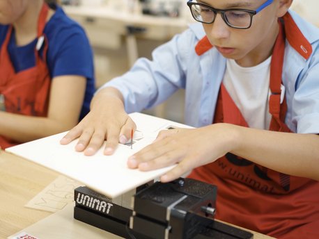 Schüler sägt mit der UNIMAT MetalLine Stichsäge