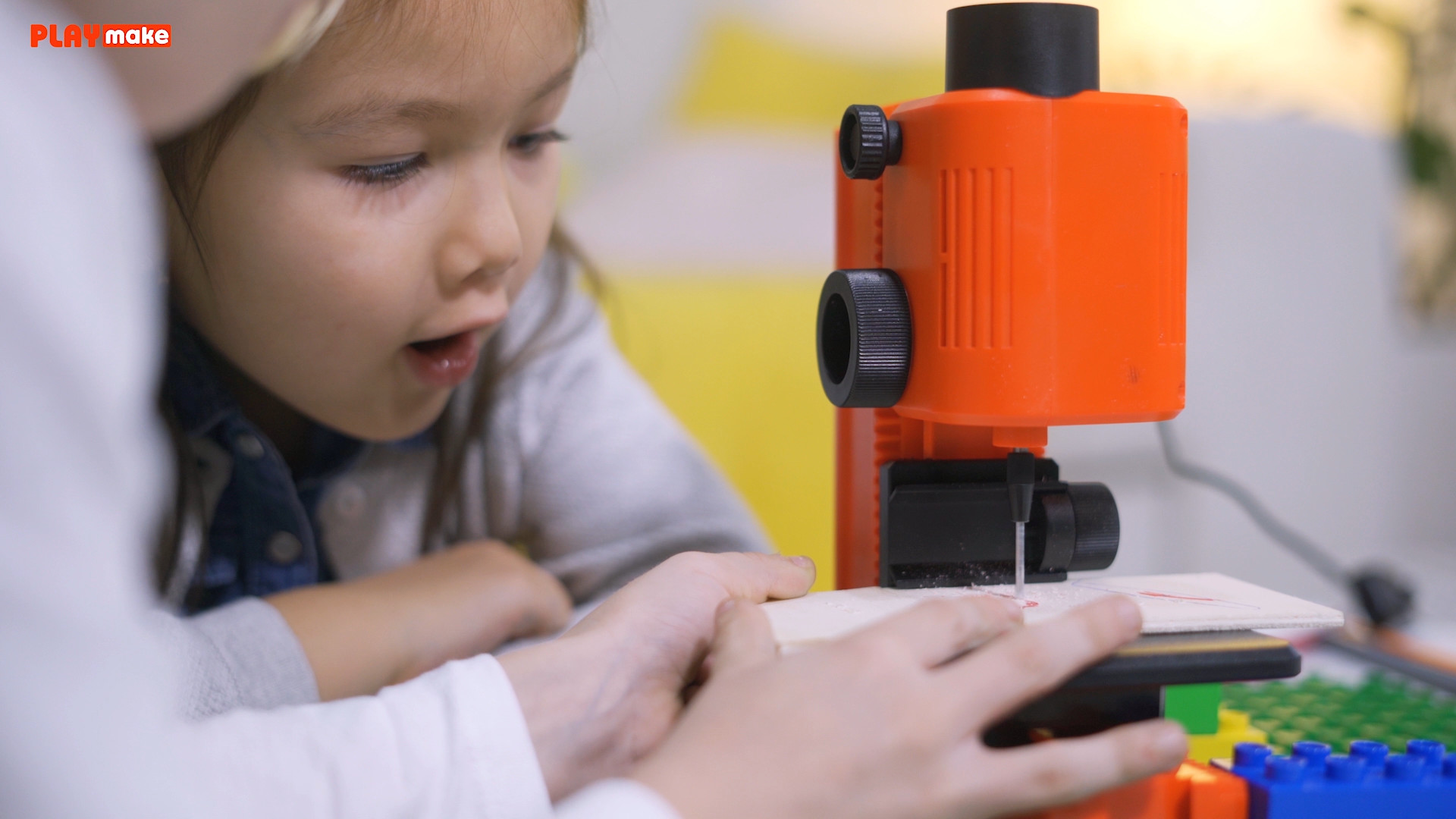 Kinder arbeiten mit der PLAYmake Standbohrmaschine 